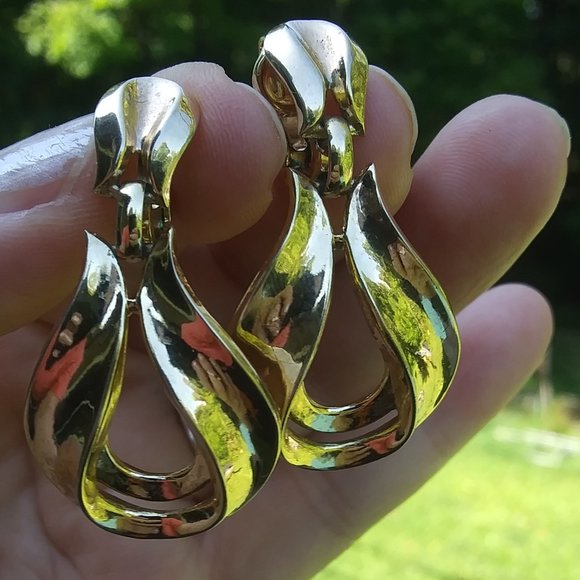 Vintage Crown Trifari gold tone clip dangle earrings - Picture 12 of 16